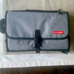 SKIP*HOP® Pronto Changing Station in Grey